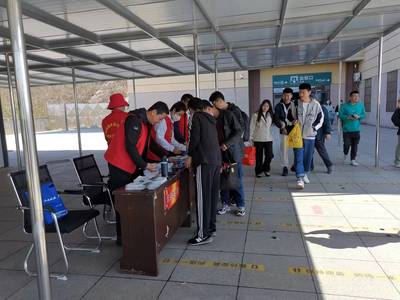 五一假期我市在高鐵高速口設立旅游志愿者服務站，暖心服務助力旅游體驗